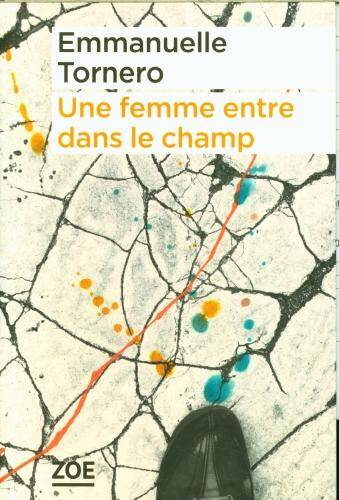 Une femme entre dans le champ