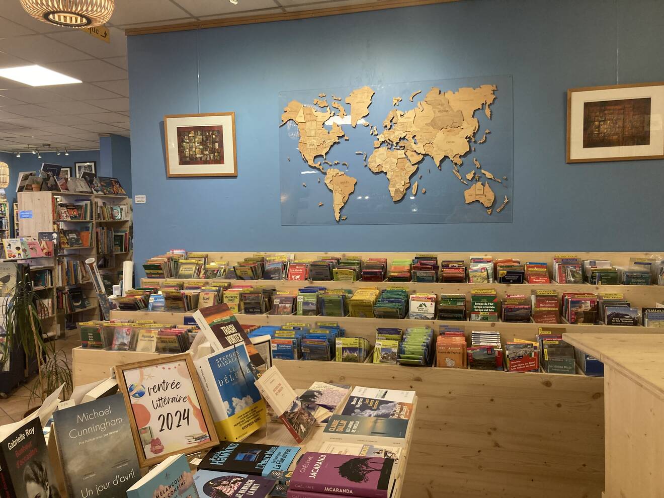 Intérieur de la librairie Le Vent des Routes